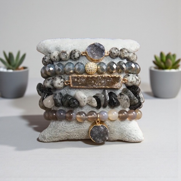 Gray druzy bracelet set, 5 pieces, mixed stone,druzy, and glass beads - Picture 3 of 3